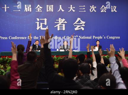 (150311) -- PEKING, 11. März 2015 -- Journalisten heben die Hände während einer Pressekonferenz auf, die von Wan Gang (Back C), Chinas Minister für Wissenschaft und Technologie, für die dritte Sitzung des 12. Nationalen Volkskongresses (NPC) in Peking, der Hauptstadt Chinas, am 11. März 2015 gehalten wurde. ) (Yxb) (ZWEI SITZUNGEN) CHINA-PEKING-NPC-PRESSE KONFERENZ-WAN-GANG (CN) LixXin PUBLICATIONxNOTxINxCHN Peking 11. März 2015 Journalisten heben bei einer Pressekonferenz von Wan Monitoring Back C China S Minister für Wissenschaft und Technologie für die dritte Sitzung des 12. National Prominrities S Congress NPC in BE die Hände Stockfoto