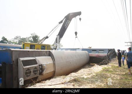 (150311) -- HANOI, 11. März 2015 -- Foto vom 11. März 2015 zeigt den Unfallort zwischen einem Zug und einem Lkw in der Provinz Quang Tri, Vietnam. Ein schwerer Verkehrsunfall ereignete sich Dienstagabend zwischen einem Personenzug in Richtung Süden und einem Lkw. Der Zusammenstoß führte zur Trennung des Fahrerhauses und des übrigen, ließ den Triebfahrzeugführer tot und vier weitere verletzt. einschließlich des Lkw-Fahrers.)(zhf) VIETNAM-QUANG TRI-TRAIN-ACCIDENT VNA PUBLICATIONxNOTxINxCHN Hanoi 11. März 2015 Foto aufgenommen AM 11. März 2015 zeigt den Unfallort zwischen einem Zug und einem Lkw in Quang TRI Stockfoto