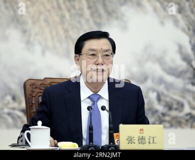 (150311) -- PEKING, 11. März 2015 -- Zhang Dejiang, Exekutivvorsitzender des Präsidiums der dritten Sitzung des 12. Nationalen Volkskongresses Chinas (NPC) und Vorsitzender des Ständigen Ausschusses des NPC, leitet die erste Sitzung der Vorsitzenden des Präsidiums in der Großen Halle des Volkes in Peking, der Hauptstadt Chinas, am 11. März 2015. ) (Yxb) (ZWEI SITZUNGEN) CHINA-BEIJING-NPC-PRESIDIUM-EXECUTIVE CHAIRPERSONS-MEETING(CN) LanxHongguang PUBLICATIONxNOTxINxCHN Peking 11. März 2015 Zhang Dejiang Executive Chair Person des Präsidiums der dritten Sitzung von China S 12. Nat Stockfoto