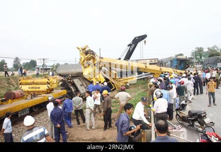 (150311) -- HANOI, 11. März 2015 -- Foto vom 11. März 2015 zeigt den Unfallort zwischen einem Zug und einem Lkw in der Provinz Quang Tri, Vietnam. Ein schwerer Verkehrsunfall ereignete sich Dienstagabend zwischen einem Personenzug in Richtung Süden und einem Lkw. Der Zusammenstoß führte zur Trennung des Fahrerhauses und des übrigen, ließ den Triebfahrzeugführer tot und vier weitere verletzt. einschließlich des Lkw-Fahrers.)(zhf) VIETNAM-QUANG TRI-TRAIN-ACCIDENT VNA PUBLICATIONxNOTxINxCHN Hanoi 11. März 2015 Foto aufgenommen AM 11. März 2015 zeigt den Unfallort zwischen einem Zug und einem Lkw in Quang TRI Stockfoto