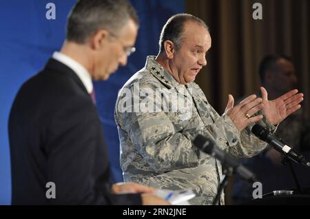 (150311) -- BRÜSSEL, 11. März 2015 -- NATO-Generalsekretär Jens Stoltenberg (L) und der Oberste alliierte Befehlshaber Europa (SACEUR), General Philip Breedlove, nehmen an einer Pressekonferenz im Obersten NATO-Hauptquartier Alliierte Mächte Europa (SHAPE) in der Nähe von Mons von Belgien, 11. März 2015, Teil. ) BELGIEN-NATO-FÖRMIGE HAUPTQUARTIER-PRESSEKONFERENZ YexPingfan PUBLICATIONxNOTxINxCHN Brüssel 11. März 2015 NATO-Generalsekretär Jens Stoltenberg l und der Oberste ALLIIERTE Befehlshaber Europa SACEUR-General Philip Breedlove nehmen an einer Pressekonferenz IM Obersten NATO-Hauptquartier der ALLIIERTEN Mächte Europa Shape in der Nähe von Mons Teil Stockfoto