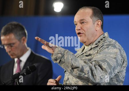 (150311) -- BRÜSSEL, 11. März 2015 -- NATO-Generalsekretär Jens Stoltenberg (L) und der Oberste alliierte Befehlshaber Europa (SACEUR), General Philip Breedlove, nehmen an einer Pressekonferenz im Obersten NATO-Hauptquartier Alliierte Mächte Europa (SHAPE) in der Nähe von Mons von Belgien, 11. März 2015, Teil. ) BELGIEN-NATO-FÖRMIGE HAUPTQUARTIER-PRESSEKONFERENZ YexPingfan PUBLICATIONxNOTxINxCHN Brüssel 11. März 2015 NATO-Generalsekretär Jens Stoltenberg l und der Oberste ALLIIERTE Befehlshaber Europa SACEUR-General Philip Breedlove nehmen an einer Pressekonferenz IM Obersten NATO-Hauptquartier der ALLIIERTEN Mächte Europa Shape in der Nähe von Mons Teil Stockfoto