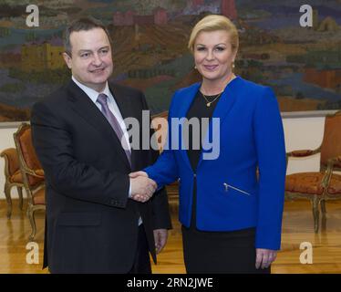 (150311) -- ZAGREB, 11. März 2015 -- der erste stellvertretende Premierminister und Außenminister der Republik Serbien Ivica Dacic (L), der die Hand mit dem kroatischen Präsidenten Kolinda Grabar-Kitarovic vor ihrem Treffen in Zagreb, der Hauptstadt Kroatiens, am 11. März 2015 schüttelt. ) (Djj) KROATIEN-ZAGREB-SERBIEN-FM-BESUCH MisoxLisanin PUBLICATIONxNOTxINxCHN Zagreb 11. März 2015 Besuch des ersten stellvertretenden Premierministers und der Außenminister der Republik Serbien Ivica Dacic l ergreift die Hand mit dem kroatischen Präsidenten Kolinda Grabar Kitarovic vor ihrem Treffen in der kroatischen Hauptstadt Zagreb Stockfoto