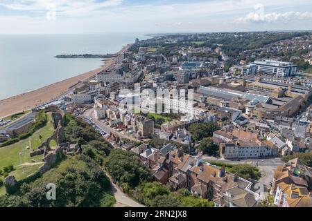 Blick aus der Vogelperspektive auf den Strand und den Pier von Hastings, East Sussex, Großbritannien, von oben auf Hastings Castle. Stockfoto