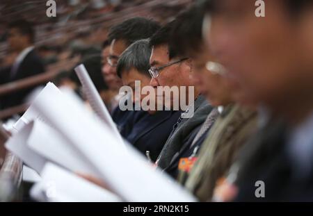 (150312) -- PEKING, 12. März 2015 -- Mitglieder des 12. nationalen Komitees der Politischen Konsultativkonferenz des chinesischen Volkes (CPPCC) nehmen an der dritten Plenarsitzung der dritten Sitzung des 12. Nationalen Volkskongresses (NPC) in der Großen Halle des Volkes in Peking, der Hauptstadt Chinas, am 12. März 2015 Teil. ) (Yxb) (ZWEI SITZUNGEN) CHINA-PEKING-NPC-DRITTE PLENARSITZUNG (CN) YinxGang PUBLICATIONxNOTxINxCHN Peking 12. März 2015 Mitglieder des 12. Nationalkomitees der Politischen Konsultativkonferenz der chinesischen Prominenten CPPCC nehmen an der dritten Plenarsitzung der Dritten S Teil Stockfoto