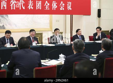 (150312) -- PEKING, 12. März 2015 -- Liu Yunshan (Back, C), Mitglied des Ständigen Ausschusses des Politischen Büros des Zentralkomitees der Kommunistischen Partei Chinas (KPCh) und Sekretär des Sekretariats des Zentralkomitees der KPCh, nimmt an einer Podiumsdiskussion der Abgeordneten des 12. Nationalen Volkskongresses (NPC) aus der nordwestchinesischen Provinz Shaanxi Teil, die während der dritten Sitzung des 12. NPC in Peking, der Hauptstadt Chinas, am 12. März 2015 stattfand. ) (Yxb) (ZWEI SITZUNGEN) CHINA-BEIJING-NPC-PANEL DISCUSSION-LIU YUNSHAN (CN) DingxLin PUBLICATIONxNOTxINxCHN Peking 12. März 2015 Liu Yunshan Back C A Stockfoto