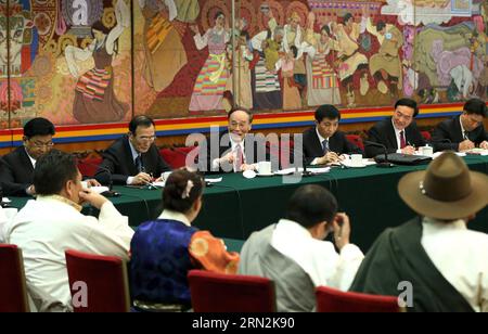 (150312) -- PEKING, 12. März 2015 -- Wang Qishan (Back, 3. L), Mitglied des Ständigen Komitees des Politischen Büros des Zentralkomitees der Kommunistischen Partei Chinas (KPCh) und Sekretär der Zentralkommission der KPCh für Disziplin, Teilnahme an einer Podiumsdiskussion mit Abgeordneten des 12. Nationalen Volkskongresses (NPC) aus der autonomen Region Tibet im Südwesten Chinas während der dritten Sitzung des 12. NPC in Peking, Hauptstadt Chinas, 12. März 2015. ) (Yxb) (ZWEI SITZUNGEN) CHINA-PEKING-NPC-PANEL-DISKUSSION-WANG QISHAN (CN) MaxZhancheng PUBLICATIONxNOTxINxCHN Peking, 12. März Stockfoto