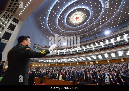 (150313) -- PEKING, 13. März 2015 -- Mitglieder singen die Nationalhymne auf der Abschlusssitzung der dritten Sitzung des 12. Nationalen Komitees der Politischen Konsultativkonferenz des chinesischen Volkes (CPPCC) in der Großen Halle des Volkes in Peking, Hauptstadt Chinas, 13. März 2015. ) (Yxb) (ZWEI SITZUNGEN) CHINA-PEKING-CPPCC-ABSCHLUSSSITZUNG (CN) LixXueren PUBLICATIONxNOTxINxCHN Peking 13. März 2015 Mitglieder singen die NATIONALHYMNE AUF der ABSCHLUSSSITZUNG der dritten Sitzung des 12. Nationalen Komitees der chinesischen Prominenten S Political Consultative Conference CPPCC AUF der Grea Stockfoto