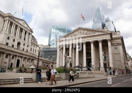 London, Großbritannien. 30. August 2023. Die Bank of England (links) in der City of London. Der Chefökonom der Bank, Huw Pill, hat darauf hingewiesen, dass weitere Zinsanstiege genutzt werden könnten, um ihre Takget-Inflationsrate von 2% zu erreichen. Die Inflation im Vereinigten Königreich beträgt derzeit 6,8 %. Quelle: Anna Watson/Alamy Live News Stockfoto