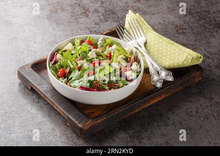 Michigan Cherry Salat mit Grünzeug, Blauschimmelkäse und Pekannuss, serviert mit einer Vinaigrette-Dressing auf dem Teller auf dem Tisch. Horizontal Stockfoto