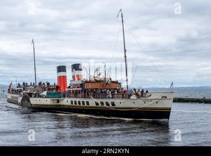 RMS Waverley betritt Port Ayr, um Passagiere für eine nachmittägliche Bootstour um Alisa Craig im Juli 2023 abzuholen Stockfoto