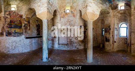 Panoramablick auf die Cattolica di Stilo, eine byzantinische Kirche aus dem 9. Jahrhundert. Stockfoto