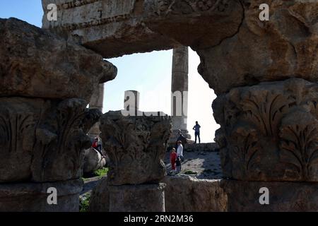 (150314) -- AMMAN, 14. März 2015 -- Touristen spazieren an der archäologischen Stätte der Zitadelle auf dem Hügel in Amman, Jordanien, 14. März 2015. Die Stätte, die über dem Zentrum von Amman thront, umfasst einige der frühesten Befestigungen, eine byzantinische Kirche aus dem 6. Oder 7. Jahrhundert, den Herkules-Tempel aus dem Jahr 161-180 n. Chr. und den Umayyad-Palast-Komplex aus der Zeit um 720 n. Chr. ) JORDANIEN-AMMAN-ARCHÄOLOGIE-ZITADELLE MohammadxAbuxGhosh PUBLICATIONxNOTxINxCHN Amman 14. März 2015 Touristen spazieren AN der Hilltop-Zitadelle Archäologische Stätte in Amman Jordanien 14. März 2015 die Stätte, die Türme Stockfoto