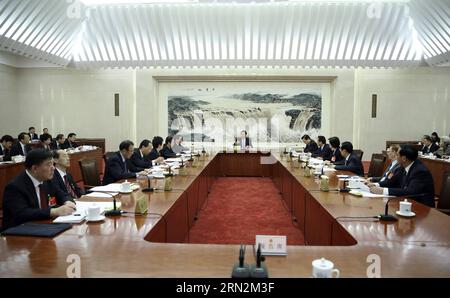 (150314) -- PEKING, 14. März 2015 -- Zhang Dejiang(Back, C), Exekutivvorsitzender des Präsidiums der dritten Sitzung des 12. Nationalen Volkskongresses Chinas (NPC) und Vorsitzender des Ständigen Ausschusses des NPC, leitet die zweite Sitzung der Vorsitzenden des Präsidiums in der Großen Halle des Volkes in Peking, der Hauptstadt Chinas, am 14. März 2015. ) (Yxb) (ZWEI SITZUNGEN) CHINA-BEIJING-NPC-PRESIDIUM-EXECUTIVE CHAIRPERSONS-MEETING (CN) LanxHongguang PUBLICATIONxNOTxINxCHN Peking 14. März 2015 Zhang Dejiang Back C Executive Chair Person des Präsidiums der dritten Sitzung o Stockfoto