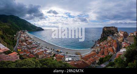 Panoramablick auf die Burg Ruffo auf einem Felsen mit Blick auf das Mittelmeer, den Strand und die Häuser der kleinen Stadt. Stockfoto