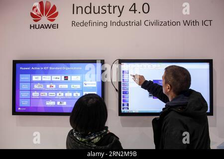 (150314) -- BERLIN, 14. März 2015 -- zwei Mitarbeiter arbeiten am Stand von Huawei auf der CeBIT-Technologiemesse 2015 in Hannover am 14. März 2015. Als Partnerland der CeBIT 2015, der weltweit führenden Fachmesse für Informationstechnik, schickt China im März über 600 Aussteller zur jährlichen Fachmesse in Hannover. ) DEUTSCHLAND-HANNOVER-TECHNOLOGY-FAIR-CHINA ZhangxFan PUBLICATIONxNOTxINxCHN Berlin 14. März 2015 zwei Mitarbeiter arbeiten AM Stand von Huawei S der CeBit Technology Fair 2015 in Hannover Deutschland AM 14. März 2015 als Partnerland der CeBit 2015 The World S Lea Stockfoto