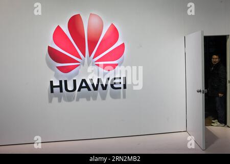 (150314) -- BERLIN, 14. März 2015 -- Ein Mitarbeiter arbeitet am Stand von Huawei auf der CeBIT-Technologiemesse 2015 in Hannover, Deutschland, am 14. März 2015. Als Partnerland der CeBIT 2015, der weltweit führenden Fachmesse für Informationstechnik, schickt China im März über 600 Aussteller zur jährlichen Fachmesse in Hannover. ) DEUTSCHLAND-HANNOVER-TECHNOLOGIE-FAIR-CHINA ZhangxFan PUBLICATIONxNOTxINxCHN Berlin 14. März 2015 ein Mitarbeiter arbeitet AM Huawei S Stand der CeBit Technology Fair 2015 in Hannover Deutschland AM 14. März 2015 als Partnerland der CeBit 2015 The World S Leading Stockfoto