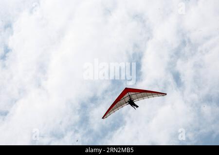 (150315) -- RIO DE JANEIRO, Eine Person fliegt mit einem Drachenflieger, in Rio de Janeiro, Brasilien, am 14. März 2015. Es gibt eine Plattform in der Pedra Bonita des Gavea-Berges in Rio de Janeiro, ausgestattet mit Drachenfliegern und Gleitschirmfliegern, wo die Menschen von der Klippe des Gavea-Berges springen und dann am Strand von Sao Conrado landen können. Der Drachenflieger und die Gleitschirmflieger gelten als typische Unterhaltungssportarten in Rio de Janeiro. ) (Da) (SP)BRASILIEN-RIO DE JANEIRO-SPORT-GLEITSCHIRMFLIEGEN XuxZijian PUBLICATIONxNOTxINxCHN Rio de Janeiro eine Person FLIEGT mit einem Slope Glider in Rio de Janeiro Bra Stockfoto