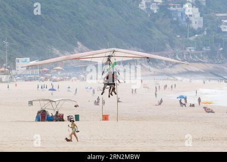 (150315) -- RIO DE JANEIRO, die Leute machen sich bereit, am 14. März 2015 mit einem Drachenflieger in Rio de Janeiro, Brasilien, zu landen. Es gibt eine Plattform in der Pedra Bonita des Gavea-Berges in Rio de Janeiro, ausgestattet mit Drachenfliegern und Gleitschirmfliegern, wo die Menschen von der Klippe des Gavea-Berges springen und dann am Strand von Sao Conrado landen können. Der Drachenflieger und die Gleitschirmflieger gelten als typische Unterhaltungssportarten in Rio de Janeiro. ) (Da) (SP)BRASILIEN-RIO DE JANEIRO-SPORT-GLEITSCHIRMFLIEGEN XuxZijian PUBLICATIONxNOTxINxCHN Berühmtheiten von Rio de Janeiro machen sich bereit, mit einer Piste ins Land zu gehen Stockfoto