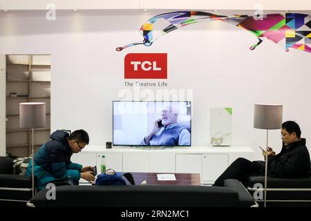 (150314) -- BERLIN, 14. März 2015 -- zwei Mitarbeiter ruhen am Stand der TCL auf der CeBIT-Technologiemesse 2015 in Hannover am 14. März 2015. Als Partnerland der CeBIT 2015, der weltweit führenden Fachmesse für Informationstechnik, schickt China im März über 600 Aussteller zur jährlichen Fachmesse in Hannover. ) DEUTSCHLAND-HANNOVER-TECHNOLOGY-FAIR-CHINA ZhangxFan PUBLICATIONxNOTxINxCHN Berlin 14. März 2015 zwei Mitarbeiter ruhen AM Stand der TCL S der CeBit Technology Fair 2015 in Hannover Deutschland AM 14. März 2015 als Partnerland der CeBit 2015 The World S Leading I Stockfoto