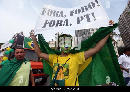 (150315) -- RIO DE JANEIRO, 15. März 2015 -- Demonstranten halten Fahnen und Zeichen mit Parolen während eines Protestes gegen die Regierung des brasilianischen Präsidenten Dilma Rousseff in Rio de Janeiro, Brasilien, am 15. März 2015. Oppositionsgruppen riefen am Sonntag in ganz Brasilien zu Protesten gegen die Verwaltung der Regierung von Rousseff und die angeprangerten Fälle von Korruption auf, vor allem gegen den, der das staatliche Ölunternehmen Petrobras betrifft. ) (jp) BRASILIEN AUS BRASILIEN-RIO DE JANEIRO-SOCIETY-PROTEST FabioxMotta/AGENCIAxESTADO PUBLICATIONxNOTxINxCHN Rio de Janeiro 15. März 2015 Demonstrant Hold Flags an Stockfoto