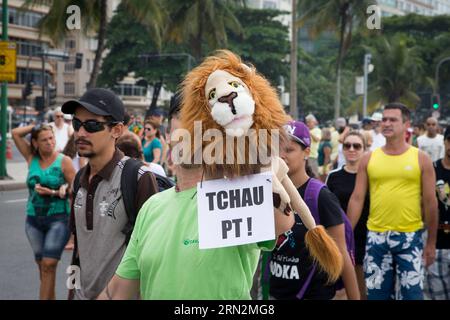 (150315) -- RIO DE JANEIRO, 15. März 2015 -- Ein Demonstrant hält Ein Plakat, auf dem Bye Workers Party während einer regierungsfeindlichen Demonstration in Rio de Janeiro, Brasilien, am 15. März 2015 steht. Am Sonntag fand hier am Copacabana Beach eine Demonstration statt. ) BRASILIEN-RIO DE JANEIRO-DEMONSTRATION XuxZijian PUBLICATIONxNOTxINxCHN Rio DE Janeiro 15. März 2015 A hält ein Plakat geschrieben Bye Worker S Party während der Anti-Regierung Demonstration in Rio de Janeiro Brasilien 15. März 2015 eine Demonstration Was Held hier AM Copacabana Beach AM Sonntag Brasilien Rio de Janeiro Demonstration PUBLICATIONxNOTxINxCHN Stockfoto