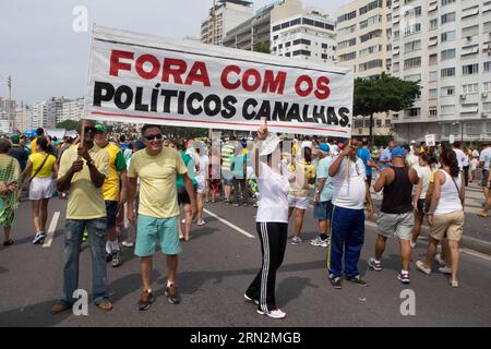 (150315) -- RIO DE JANEIRO, 15. März 2015 -- Demonstranten marschieren mit einem Banner, das mit den politischen Schurken während einer regierungsfeindlichen Demonstration in Rio de Janeiro, Brasilien, am 15. März 2015 verfasst wurde. Am Sonntag fand hier am Copacabana Beach eine Demonstration statt. ) BRASILIEN-RIO DE JANEIRO-DEMONSTRATION XuxZijian PUBLICATIONxNOTxINxCHN Rio DE Janeiro 15. März 2015 Demonstranten marschieren mit einem Banner, das mit den politischen Schurken während der Anti-Regierungs-Demonstration in Rio de Janeiro Brasilien 15. März 2015 eine Demonstration, was Held hier AM Copacabana Beach AM Sonntag Brasilien Rio de Janeiro Stockfoto