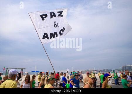 (150315) -- RIO DE JANEIRO, 15. März 2015 -- Demonstranten schwenken während einer regierungsfeindlichen Demonstration in Rio de Janeiro, Brasilien, am 15. März 2015 mit Frieden und Liebe eine Flagge. Am Sonntag fand hier am Copacabana Beach eine Demonstration statt. ) BRASILIEN-RIO DE JANEIRO-DEMONSTRATION XuxZijian PUBLICATIONxNOTxINxCHN Rio DE Janeiro 15. März 2015 Demonstranten winken eine Flagge mit Frieden und Liebe während der Anti-Regierungs-Demonstration in Rio de Janeiro Brasilien 15. März 2015 eine Demonstration Was Held hier AM Copacabana Beach AM Sonntag Brasilien Rio de Janeiro Demonstration PUBLICATIONxNOTxINxCHN Stockfoto