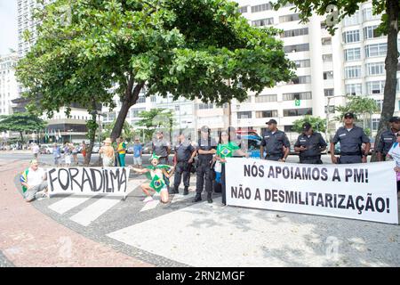 (150315) -- RIO DE JANEIRO, 15. März 2015 -- Demonstranten stehen in der Nähe einer Gruppe von Streifenpolizisten mit Plakaten auf Dilma und Wir unterstützen die Militärpolizei, nicht die Entmilitarisierung während einer regierungsfeindlichen Demonstration in Rio de Janeiro, Brasilien, 15. März 2015. Am Sonntag fand hier am Copacabana Beach eine Demonstration statt. ) BRASILIEN-RIO DE JANEIRO-DEMONSTRATION XuxZijian PUBLICATIONxNOTxINxCHN Rio de Janeiro 15. März 2015 Demonstranten stehen in der Nähe einer Gruppe von Streifenpolizisten mit Plakaten, auf denen Dilma steht, und wir unterstützen die Militärpolizei nicht während der Anti-Regierung-Demonstra Stockfoto