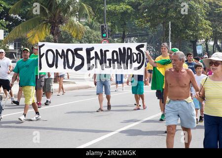 (150315) -- RIO DE JANEIRO, 15. März 2015 -- Demonstranten marschieren mit einem Schild, auf dem geschrieben steht, dass wir bei einer regierungsfeindlichen Demonstration in Rio de Janeiro, Brasilien, am 15. März 2015 getäuscht wurden. Am Sonntag fand hier am Copacabana Beach eine Demonstration statt. ) BRASILIEN-RIO DE JANEIRO-DEMONSTRATION XuxZijian PUBLICATIONxNOTxINxCHN Rio DE Janeiro 15. März 2015 Demonstranten marschieren mit einem Plakat AUF Wir wurden während der Anti-Regierungs-Demonstration in Rio de Janeiro Brasilien 15. März 2015 einer Demonstration was Held hier AM Copacabana Beach AM Sonntag Brasilien Rio de Janeiro Demonstration PUBLICATIONxNOTxI getäuscht Stockfoto