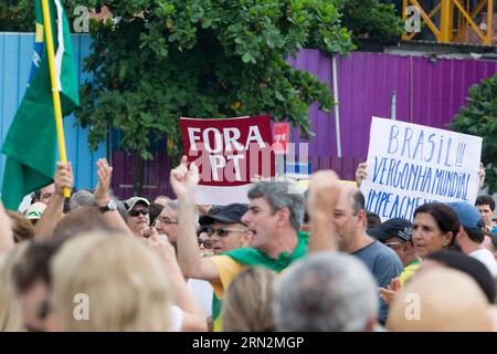 (150315) -- RIO DE JANEIRO, 15. März 2015 -- Demonstranten halten während einer regierungsfeindlichen Demonstration in Rio de Janeiro, Brasilien, am 15. März 2015 ein Plakat der Arbeiterpartei ab. Am Sonntag fand hier am Copacabana Beach eine Demonstration statt. ) BRASILIEN-RIO DE JANEIRO-DEMONSTRATION XuxZijian PUBLICATIONxNOTxINxCHN Rio DE Janeiro 15. März 2015 Demonstranten Halten eine Plakette geschrieben ArbeiterS-Partei während der Anti-Regierungs-Demonstration in Rio de Janeiro Brasilien 15. März 2015 eine Demonstration Was Held hier AM Copacabana Beach AM Sonntag Brasilien Rio de Janeiro Demonstration PUBLICATIONxNOTxINxCHN Stockfoto