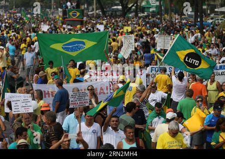 (150315) -- RIO DE JANEIRO, 15. März 2015 -- Demonstranten halten Fahnen und Zeichen mit Parolen während eines Protestes gegen die Regierung des brasilianischen Präsidenten Dilma Rousseff in Rio de Janeiro, Brasilien, am 15. März 2015. Oppositionsgruppen riefen am Sonntag in ganz Brasilien zu Protesten gegen die Verwaltung der Regierung von Rousseff und die angeprangerten Fälle von Korruption auf, vor allem gegen den, der das staatliche Ölunternehmen Petrobras betrifft. ) (jp) BRASILIEN AUS BRASILIEN-RIO DE JANEIRO-SOCIETY-PROTEST FabioxMotta/AGENCIAxESTADO PUBLICATIONxNOTxINxCHN Rio de Janeiro 15. März 2015 Demonstrant Hold Flags an Stockfoto