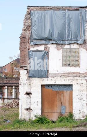Reste alter Industriehallen auf dem Gelände der ehemaligen Clouth Werke und Seekabel AG in Köln-Nippes. Stockfoto