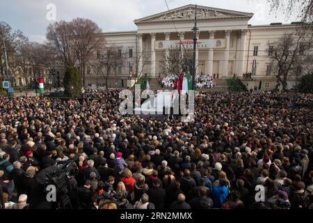 (150315) -- BUDAPEST, 15. März 2015 -- Menschen nehmen an einer Kundgebung zum 167. Jahrestag der ungarischen Revolution 1848 gegen die Habsburgermonarchie in Budapest, Ungarn, am 15. März 2015 Teil. ) UNGARN-BUDAPEST-1848 REVOLUTION-GEDENKEN AttilaxVolgyi PUBLICATIONxNOTxINxCHN Budapest 15. März 2015 Prominente nehmen an einer Rallye zum Jahrestag der ungarischen Revolution 1848 gegen die Habsburgermonarchie in Budapest AM 15. März 2015 Ungarn Budapest 1848 Revolution Gedenken ATTILAxVOLGYI PUBLICATIONxNOTxCHINxCHN Stockfoto