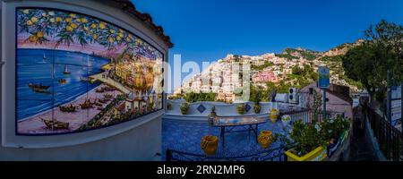 Panoramablick auf die weißen Häuser der Stadt Positano an der Amalfiküste, hoch auf einem Hügel mit Blick auf das Mittelmeer. Stockfoto