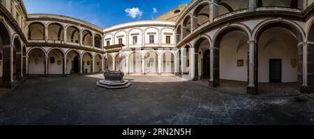 Panoramablick auf den Innenhof und den Kreuzgang der Kirche Chiesa della Certosa in Certosa di San Martino, auf dem Vomero Hügel. Stockfoto