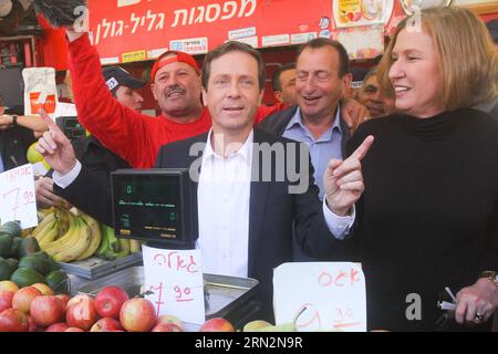 (150316) -- JERUSALEM, 16. März 2015 -- das Foto wurde am 12. März 2015 aufgenommen und zeigt die Führer der israelischen Zionistengewerkschaft Isaac Herzog (C) und Tisa Livni (1. R) mit einem Verkäufer während eines Wahlkampfstopps auf einem Obst- und Gemüsemarkt in Tel Aviv, Israel. Die Ko-Vorsitzende der Zionistischen Union, Tisa Livni, sagte am Montag, dass sie auf eine Abmachung verzichten werde, die Präsidentschaft mit Isaac Herzog zu wechseln, um einen letzten Graben zu Unternehmen, um Unterstützung für die Partei nur einen Tag vor den Parlamentswahlen zu gewinnen. Livni, Vorsitzender der Hatnua-Partei, hat sich im Dezember letzten Jahres mit der Labor-Partei zusammengetan. /Roni Schutzer) ISRAEL-ELECTION-ZIONIST UNION-LIVNI Stockfoto