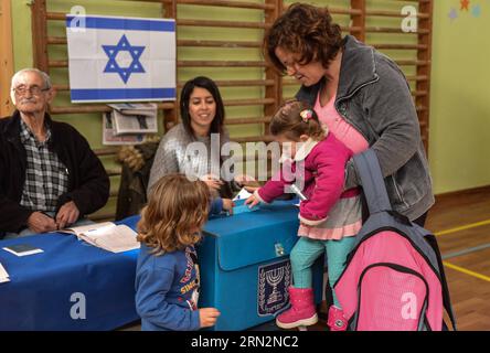 (150317) -- JERUSALEM, 17. März 2015 -- israelische Kinder haben während der Parlamentswahlen in Jerusalem am 17. März 2015 in einer Wahlstation die Stimme ihrer Mutter abgegeben. Die Parlamentswahlen in Israel fanden am Dienstag statt. )(lyi) MIDEAST-JERUSALEM-ISRAEL-ELECTION-VOTING LixRui PUBLICATIONxNOTxINxCHN Jerusalem 17. März 2015 israelische Kinder haben während der PARLAMENTSWAHLEN in Jerusalem AM 17. März 2015 in einer WAHLSTATION ihre STIMME abgegeben Israel Held seine PARLAMENTSWAHLEN AM Dienstag lyi Mideast Jerusalem Israel ELECTION PUBLICATIONxNOTxINxCHN Stockfoto