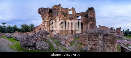 Panoramablick auf die Ruinen der Cortile delle biblioteche in der archäologischen Stätte von Hadrians Villa, Villa Adriana. Stockfoto