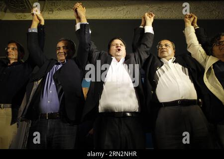 Ayman Odeh (C), Leiter der israelischen Joint Arab List, reagiert mit Mitgliedern der Partei nach der Ausstiegsumfrage in Nazareth, Israel, am 17. März 2015. Nach Ausstiegswahlen gewann die Gemeinsame Liste 12 bis 13 Sitze und wurde die drittgrößte Partei im israelischen parlament. )(lyi) ISRAEL-ELECTION-EXIT-OLLS-Joint LIST MuammarxAwad PUBLICATIONxNOTxINxCHN Chef der Israel S Joint Arab List Ayman Odeh C reagiert mit Mitgliedern der Partei nach Exit Umfrageergebnis in Nazareth Israel AM 17. März 2015 nach Exit-Umfragen gewann die Joint List 12 zu 13 und wurde die drittgrößte Party auf der Isra Stockfoto