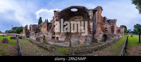 Panoramaaussicht auf die Ruinen der Grandi Terme in der archäologischen Stätte von Hadrians Villa, Villa Adriana. Stockfoto