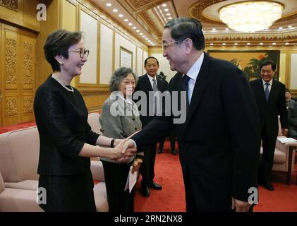 (150318) -- PEKING, 18. März 2015 -- Yu Zhengsheng(R), Vorsitzender des Nationalen Komitees der Politischen Konsultativkonferenz des chinesischen Volkes (CPPCC) und Mitglied des Ständigen Komitees des Politischen Büros der Kommunistischen Partei Chinas (CPC), nimmt an einem Symposium zum 100. Geburtstag von Seypidin Azizi Teil und trifft sich mit seinen Verwandten in Peking, der Hauptstadt Chinas, am 18. März 2015. ) (Zwx) CHINA-BEIJING-YU ZHENGSHENG-SEYPIDIN AZIZI-BIRTH ANNIVERSARY-SYMPOSIUM(CN) LiuxWeibing PUBLICATIONxNOTxINxCHN Peking 18. März 2015 Yu Zheng Sheng r Vorsitzender Stockfoto