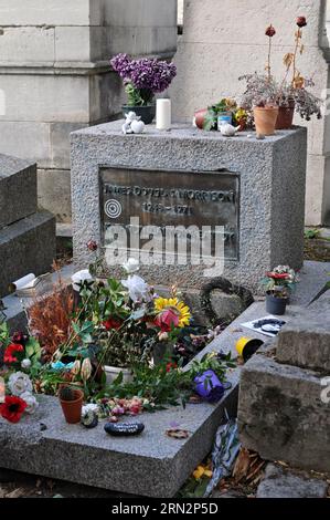 Das Grab von Jim Morrison, Sänger der Rockband The Doors, mit Blumen und anderen Gegenständen, die von Fans auf dem Pariser Friedhof Père Lachaise hinterlassen wurden. Stockfoto