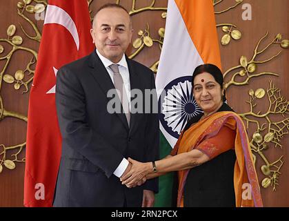 (150319) -- NEU DELHI, 19. März 2015 -- die indische Außenministerin Sushma Swaraj (R) schüttelt mit dem türkischen Außenminister Mevlut Cavusoglu in Neu Delhi, Indien, 19. März 2015. ) INDIEN-NEU-DELHI-TÜRKEI-TREFFEN ParthaxSarkar PUBLICATIONxNOTxINxCHN Neu-Delhi 19. März 2015 die indischen Außenminister Sushma Swaraj r schüttelt die Hände mit den türkischen Außenministern in Neu-Delhi Indien 19. März 2015 Indien Neu-Delhi Türkei-Treffen ParthaxSarkar PUBLICATIONxNOTxINxCHN Stockfoto