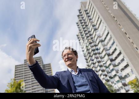 Köln, Deutschland. August 2023 31. Karl Lauterbach (SPD), Bundesgesundheitsminister, nimmt bei einem Rundgang durch den Chorweiler Bezirk während seines Besuchs in der „dieKümmerei“ ein Selfie auf. Die Fazilität soll den Zugang zu medizinischen und sozialen Diensten in niedriger Schwelle ermöglichen und das Versorgungsangebot bündeln. Quelle: Rolf Vennenbernd/dpa-Pool/dpa/Alamy Live News Stockfoto