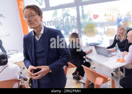 Köln, Deutschland. August 2023 31. Karl Lauterbach (SPD), Bundesgesundheitsminister, steht bei seinem Besuch in der „dieKümmerei“ im Bezirk Chorweiler. Die Fazilität soll den Zugang zu medizinischen und sozialen Diensten in niedriger Schwelle ermöglichen und das Versorgungsangebot bündeln. Quelle: Rolf Vennenbernd/dpa-Pool/dpa/Alamy Live News Stockfoto