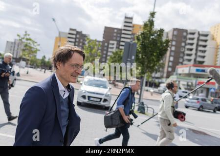 Köln, Deutschland. August 2023 31. Karl Lauterbach (SPD), Bundesgesundheitsminister, macht bei seinem Besuch in der „dieKümmerei“ einen Rundgang durch den Chorweiler Bezirk. Die Fazilität soll den Zugang zu medizinischen und sozialen Diensten in niedriger Schwelle ermöglichen und das Versorgungsangebot bündeln. Quelle: Rolf Vennenbernd/dpa-Pool/dpa/Alamy Live News Stockfoto