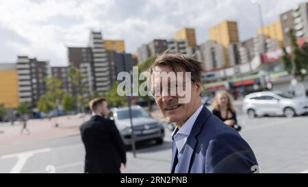 Köln, Deutschland. August 2023 31. Karl Lauterbach (SPD), Bundesgesundheitsminister, macht bei seinem Besuch in der „dieKümmerei“ einen Rundgang durch den Chorweiler Bezirk. Die Fazilität soll den Zugang zu medizinischen und sozialen Diensten in niedriger Schwelle ermöglichen und das Versorgungsangebot bündeln. Quelle: Rolf Vennenbernd/dpa-Pool/dpa/Alamy Live News Stockfoto