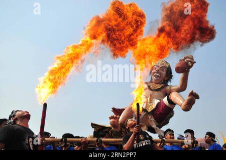 (150320) -- JAKARTA, 20. März 2015 -- ein Bildnis, das vor Ort Ogoh-Ooh genannt wird, wird während einer Parade einen Tag vor dem Nyepi-Tag oder dem Tag der Stille in Jakarta, Indonesien, 20. März 2015 gesehen. Nyepi Day ist der Neujahrstag von Hindu Bali, an dem Feuer, Arbeiten, Reisen und Unterhaltung eingeschränkt sind. ) INDONESIEN-JAKARTA-NYEPI-TAG Zulkarnain PUBLICATIONxNOTxINxCHN Jakarta 20. März 2015 um das lokal als Ogoh Ogoh bezeichnete Bild zu zeigen, IST Seen während einer Parade einen Tag vor dem Nyepi-Tag oder Tag der Stille in Jakarta Indonesien 20. März 2015 Nyepi-Tag markiert den Neujahrstag von Hindu Bali, an dem Lighting F Stockfoto