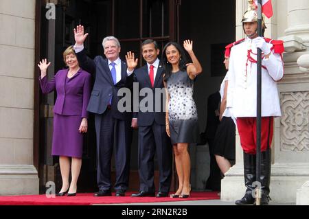 LIMA, 20. März 2015 -- der peruanische Präsident Ollanta Humala (2. R), seine Frau Nadine Heredia (1. R), der deutsche Präsident Joachim Gauck (2. L) und seine Frau Daniela Schadt nehmen am 20. März 2015 an einer Begrüßungszeremonie im Präsidentenpalast in Lima, Peru, Teil. Joachim Gauck ist in Peru zu einem fünftägigen offiziellen Besuch. Luis Camacho) (vf) PERU-LIMA-GERMANY-PRESIDENT-VISIT e LuisxCamacho PUBLICATIONxNOTxINxCHN Lima 20. März 2015 peruanischer Präsident Ollanta Humala 2. R seine Frau Nadine Heredia 1. R deutscher Präsident Joachim Gauck 2. L und seine Frau Daniela Schadt nehmen an einer Begrüßungszeremonie A Teil Stockfoto